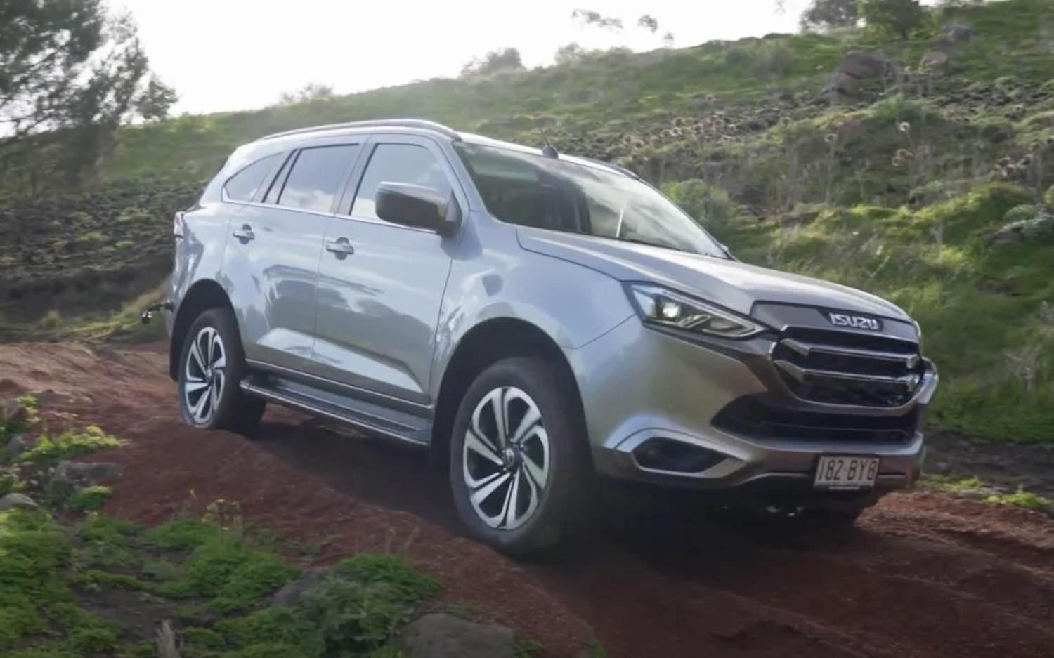 Comparison ISUZU MU X LS M 2022 Vs Jeep Renegade 4xe Longitude 